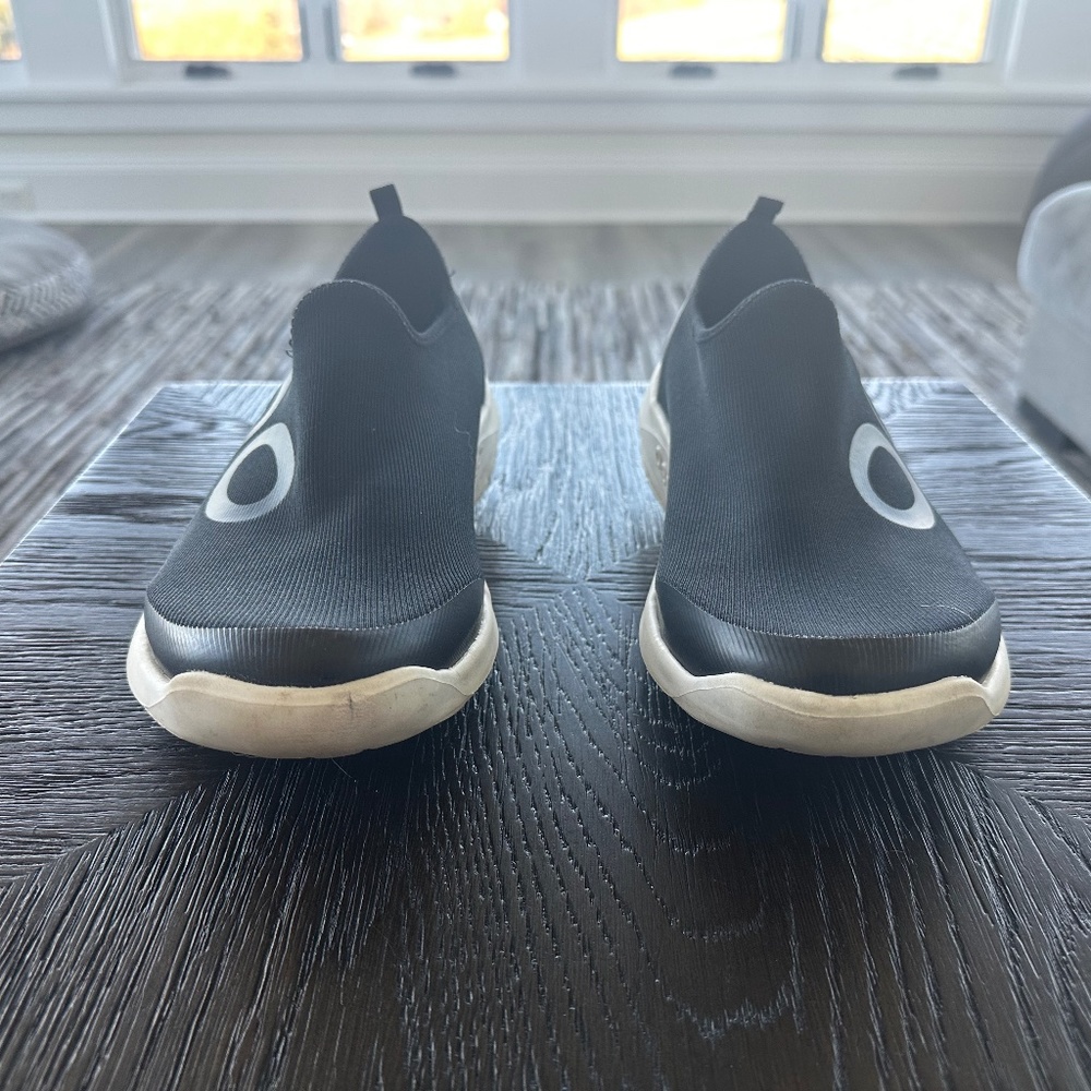 OOfos Sport Low Shoe - White Black (Size 10)